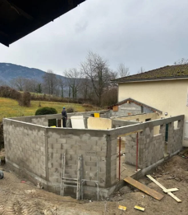 Élévation de murs en blocs béton pour une extension, Herbeys